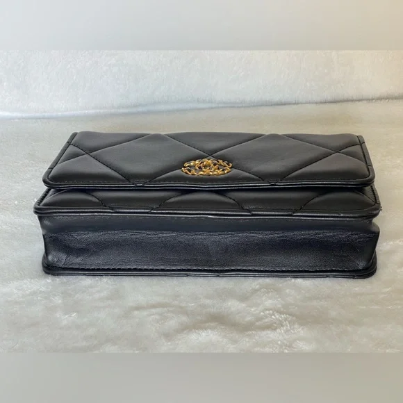 Vintage Chanel flap clutch quilted lambskin purse with gold Chanel CC logo. - Picture 5 of 15
